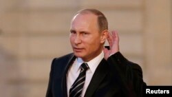 Путин прислушивается к вопросу после переговоров в Париже по украинской проблеме с Меркель, Олландом и Порошенко. 2 октября 2015 года