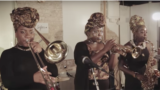 Richie SeivWright (trombon), Sheila Maurice-Grey (trompetă, șefa grupului), Cassie Konoshi (saxofon) 