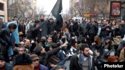 Armenia - Anti-government activists demonstrate against Armenia's membership of the Russian-led customs union, Yerevan, 2Dec2013.