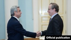 Армения -- Новоназначенный посол Бельгии в Армении Алекс Ван Меувен (справа) и президент Армении Серж Саргсян, Ереван, 31 октября 2014 г.