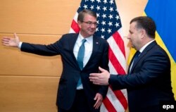 Міністр оборони України Степан Полторак (праворуч) та міністр оборони США Ештон Картер у штаб-квартирі НАТО у Брюсселі. 15 червня 2016 року