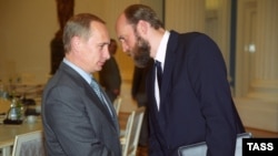 Ресей президенті Владимир Путин (сол жақта) мен Сергей Пугачев. 28 маусым, 2000 жыл.