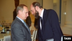 Президент России Владимир Путин беседует с Сергеем Пугачевым на встрече с предпринимателями и банкирами в июле 2000 года