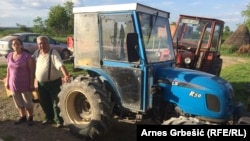 Petar i Iva Stopić pored traktora sporne vrijednosti