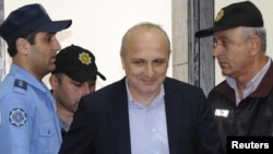 Грузия экс-премьері Вано Мерабишвили (ортада) сотқа келе жатыр. Кутаиси, 22 мамыр 2013 жыл.
