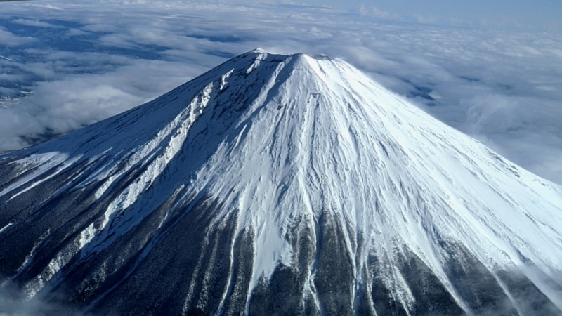 Popular view of Mount Fuji fenced off for tourists - Perild