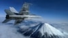 Боїнг F/A-18E/F «Супер Хорнет» летить над горою Фудзі. Японія, 29 січня 2020 року