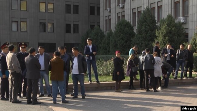 Қазақстан сыртқы істер министрлігінің Алматыдағы өкілдігі алдына жиналып тұрған Қытайдан келген қазақтар. Көрнекі сурет.