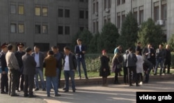 Этнические казахи у представительства МИД в Алматы. 25 октября 2017 года