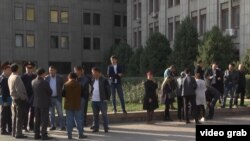 Этнические казахи из Китая перед зданием представительства МИД Казахстана просят о встрече с дипломатами, чтобы рассказать о давлении на их родственников в Китае. Алматы, 25 октября 2017 года.
