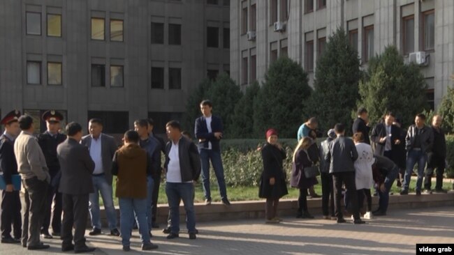 Этнические казахи из Китая у представительства МИД Казахстана просят о встрече с послом, чтобы рассказать о притеснениях своих оставшихся в Китае родственников. Алматы, 25 октября 2018 года.