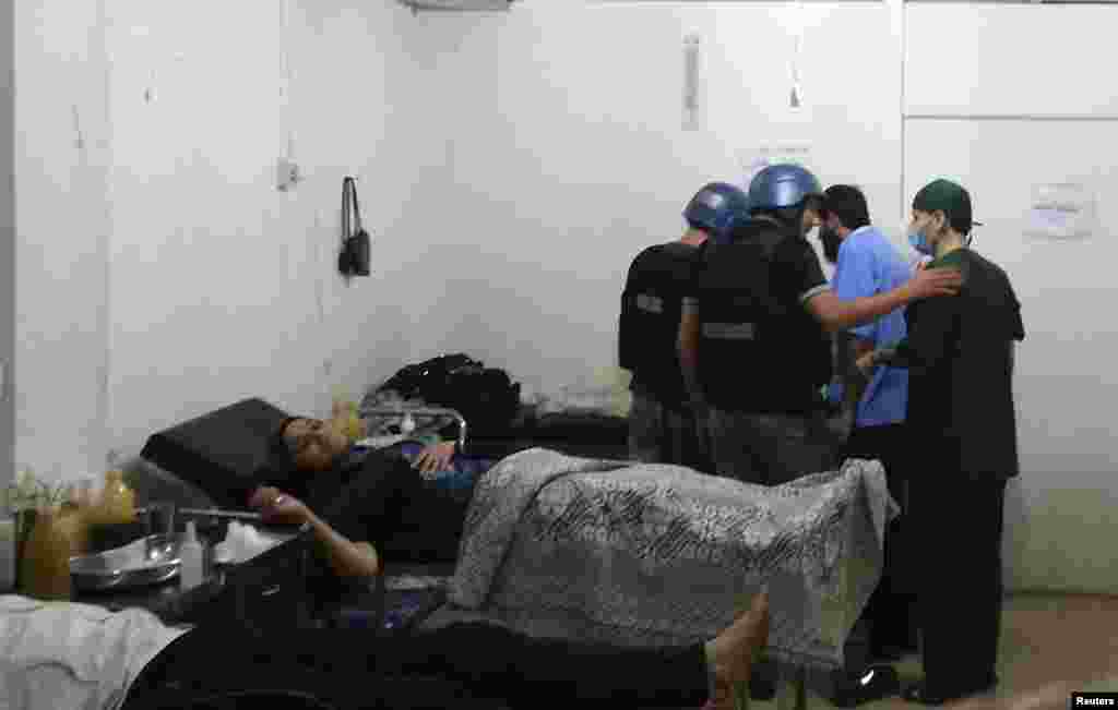 Инспекторы ООН посещают в больнице пострадавших при химической атаке в другом пригороде Дамаска - Муадамия. &nbsp;