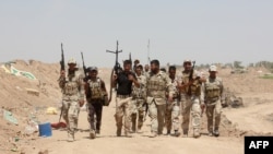 Добровольцы, вступившие в иракскую правительственную армию, чтобы воевать с боевиками группировки "Исламское государство". Дияла, 6 августа 2014 года.
