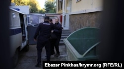 Сервер Мустафаев в сопровождении полиции