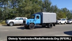 Автозак с украинскими заключенными въезжает на территорию города Счастье, 12 сентября 2019 года