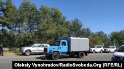 Автозак с украинскими заключенными въезжает на территорию города Счастье, 12 сентября 2019 года