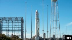 Ракета Antares с кораблем Cygnus на стартовой площадке в Вирджинии, США. 14 октября 2016 года.