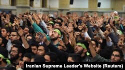 La Teheran la 2 noiembrie studenții iranieni intonînd lozinci anti-americane