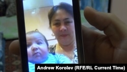 Фото умершего в Санкт-Петербурге пятимесячного Умарали Назарова на мобильном телефоне его отца. 
