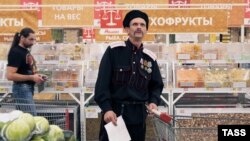 Казак во время рейда по выявлению санкционных товаров в гипермаркете "Ашан". Санкт-Петербург, 20 августа 2015 года