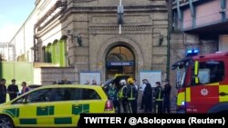  Өрт сөндірушілер мен құтқару қызметі мамандары Лондон метро желісінің жарылыс болған "Парснос Грин" станциясы алдында жүр. 15 қыркүйек 2017 жыл.