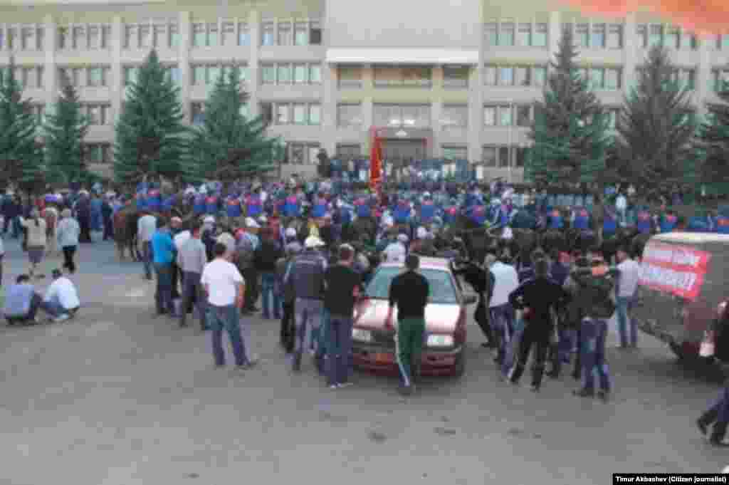 Перед входом в здание полномочного представительства правительства в Иссык-Кульской области дежурят сотрудники ОМОНа.
