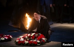 Azerbaijani Foreign Minister Elmar Mammadyarov lays a wreath during a ceremony in the Hall of Remembrance at the Yad Vashem Holocaust memorial in Jerusalem in 2013.