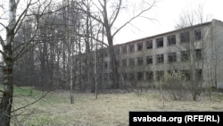 Былая сярэдняя школа ў Савічах, дзе ў 1986 годзе разьмяшчаўся штаб МУС
