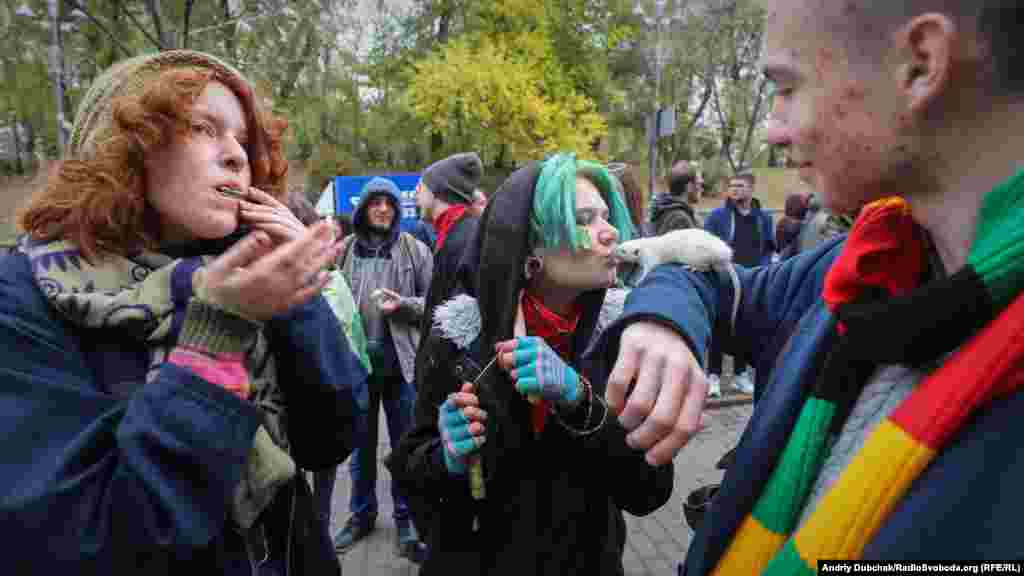 На митинг пришла преимущественно молодежь, но встречались и пожилые люди.