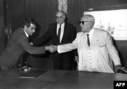 حبیب بورقیبه (راست) در کنار نخست‌وزیرش زین‌العابدین بن‌علی