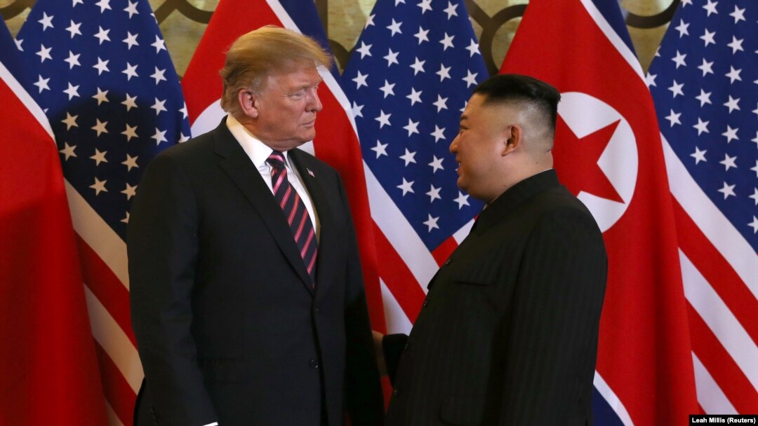 Trump i Kim tokom obraćanja medija u Hanoju