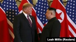Trump i Kim tokom obraćanja medija u Hanoju