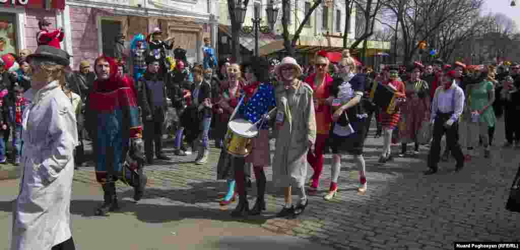 Ukrainians take part in &quot;Humorina&quot; celebrations to mark the April Fool&#39;s Day feast in Odesa on April 1. (Nuard Poghosyan/RFE/RL)