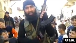 Боевик в Сирии, предположительно выходец из Узбекистана. Скриншот видео, размещенного в Сети.
