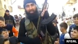 Сирияға Орталық Азиядан барды деген "жиһадшы" видеосынан скриншот. (Көрнекі сурет)