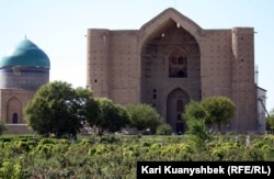 Қожа Ахмет Иасауи кесенесі. Түркістан қаласы, 21 тамыз 2012 жыл. (Көрнекі сурет)