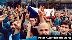 Czechoslovakia – Demonstrators flash victory signs during a protest demanding more freedom and democracy at Wenceslas Square in Prague on October 28, 1989. 