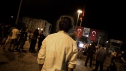 Участники молчаливой акции протеста на площади Таксим в Стамбуле. 18 июня 2013 года.