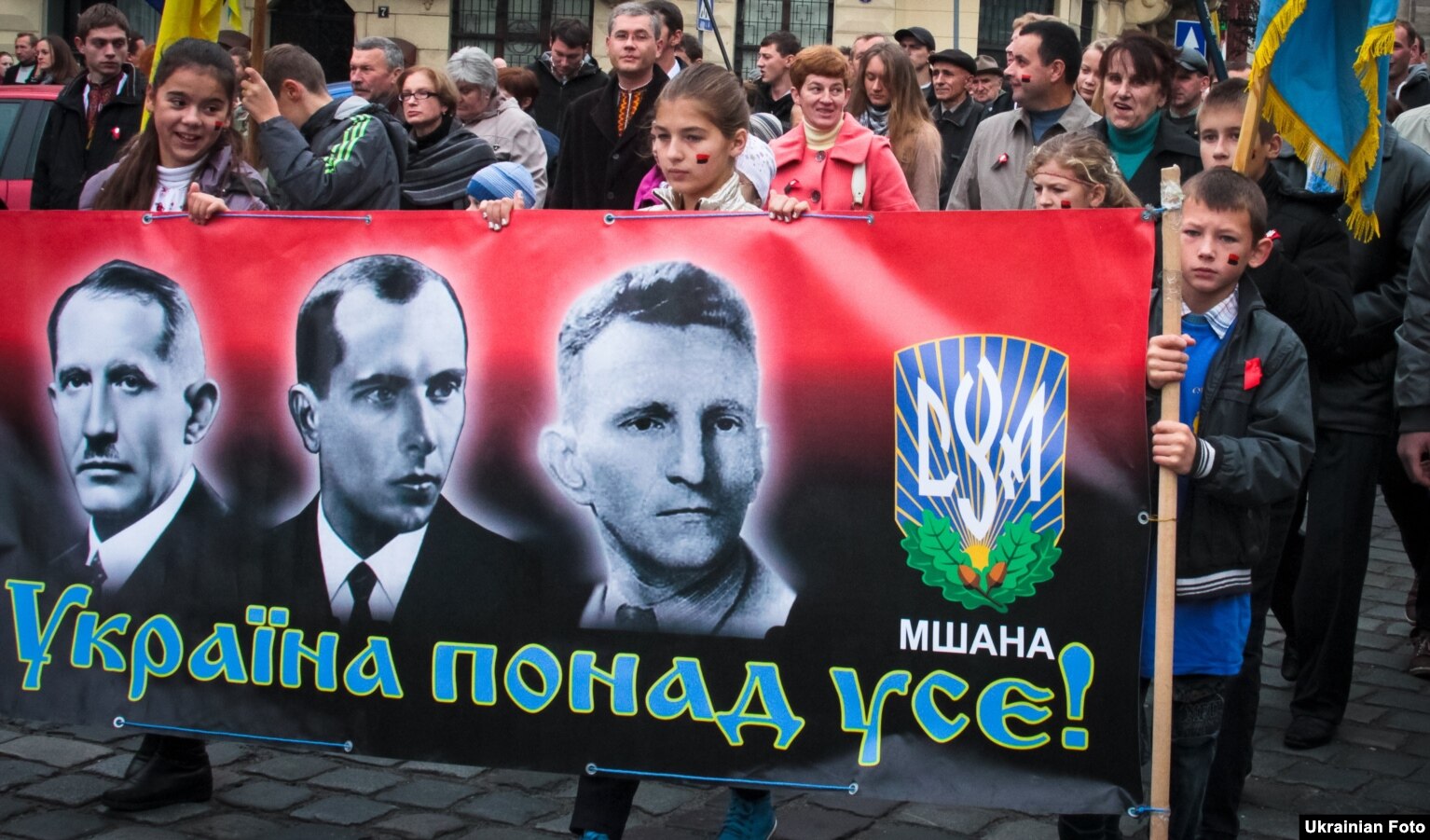 Марш слави Української повстанської армії (УПА). На банері портрети Євгена Коновальця, Степана Бандери та Романа Шухевича (зліва направо). Львів, 14 жовтня 2012 року