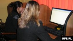 Девушки сидят за компьютерами в одном из алматинских интернет-кафе. Иллюстративное фото.