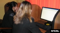 Алматының интернет-кафесінде отырған қыздар. Наурыз, 2009 жыл. 
