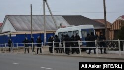 Ақтөбедегі полиция қызметкерлері мен арнайы жасақ сарбаздары. Қазан 2016 жыл (Көрнекі сурет).