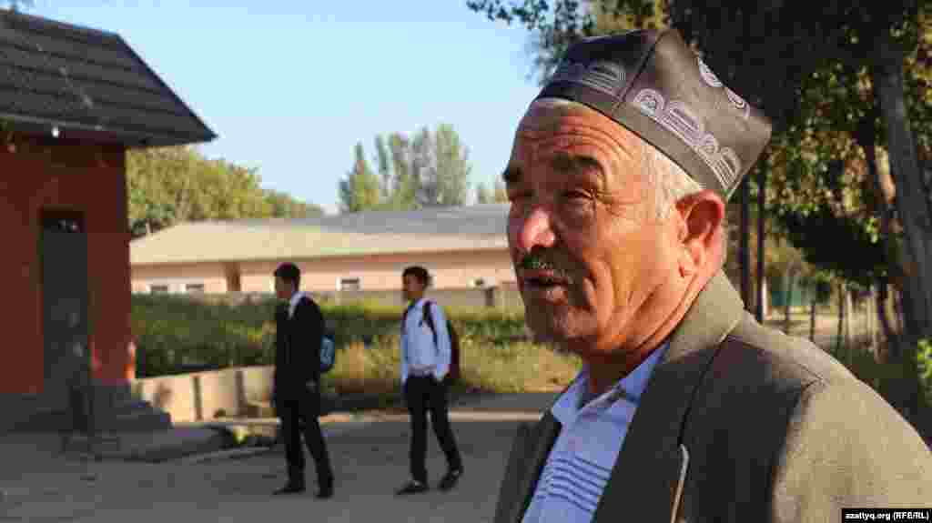 60-летний Ялдашбай Абдикадиров, которого местные жители избрали бием, говорит, что одна из основных проблем села - это отсутствие школы. Он рассказывает, что жители вот уже 10 лет просят местные власти построить школу.&nbsp; 