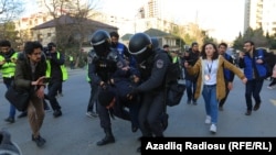 Әділ сайлауды талап етуші наразыларды ұстап жатқан Әзербайжан полиция жасағы. Архив.