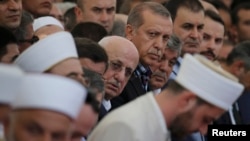 Президент Турции Реджеп Тайип Эрдоган (третий справа вверху) на похоронной процессии. Стамбул, 17 июля 2016 года.
