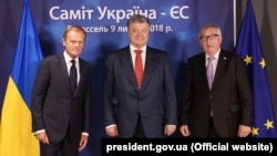 Зліва направо: президент Європейської ради Дональд Туск, президент України Петро Порошенко та президент Єврокомісії Жан-Клод Юнкер. Брюссель, 9 липня 2018 року 