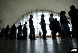 Oameni făcând coadă pentru bilete de tren in Luhansk pentru a părăsi orașul, 5 iunie 2014.