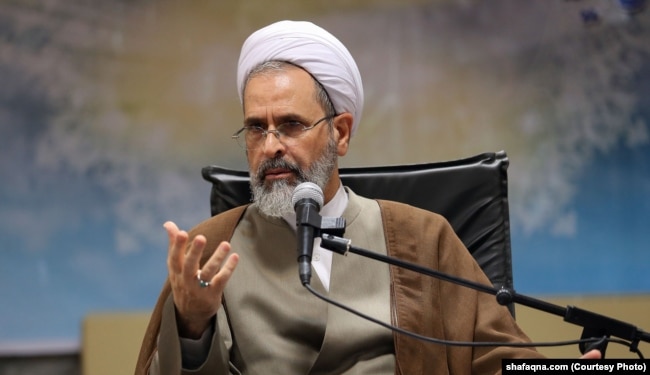 Kleriuku Alireza A'rafi thuhet se është njeri i afërt me Khamenein.
