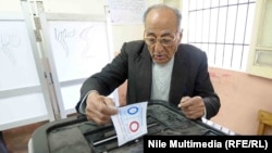 Громадянин Єгипту голосує на дводенному конститкційному референдумі