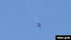 На кадре из видео — российский истребитель Су-24, разбившийся в районе сирийско-турецкой границы. 24 ноября 2015 года.